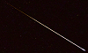 Une étoile filante traverse le ciel, près de Cassiopée, sur les rives du lac du Salagou, Hérault, France, 14 août 2012