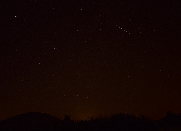 Leçon de bonheur • Une étoile filante traverse le ciel, près de Cassiopée, sur les rives du lac du Salagou, Hérault, France, 14 août 2012