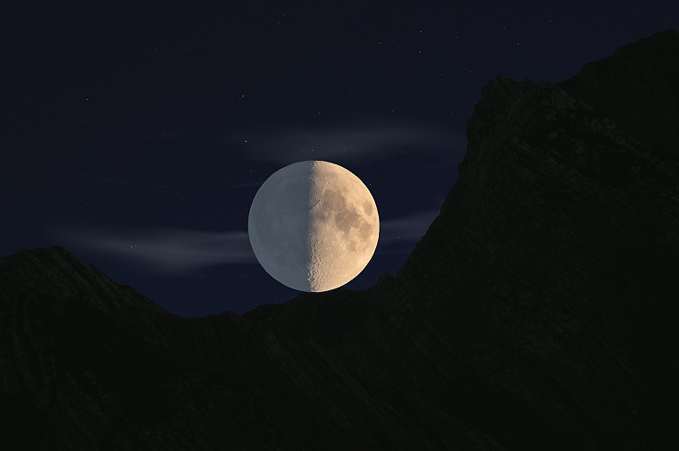 Esprit de la nuit • Photomontage réalisé à partir du premier quartier de lune depuis le col des Aravis, La Clusaz, Haute-Savoie, France, 26 juillet 2012