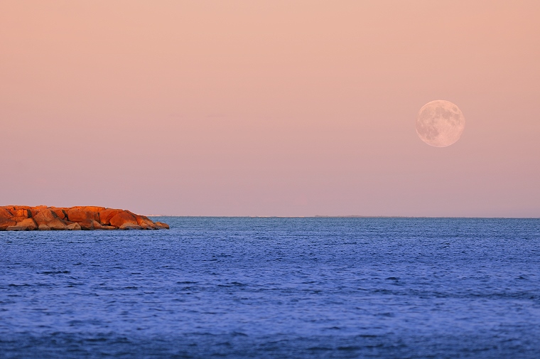 La Lune bleue • Lever de la pleine lune au-dessus de la mer, Palavas-les-Flots, Hérault, France, 31 août 2012