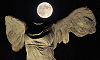 La pleine lune se lève au-dessus de la réplique de la Victoire de Samothrace, Montpellier, Hérault, France, 29 octobre 2012