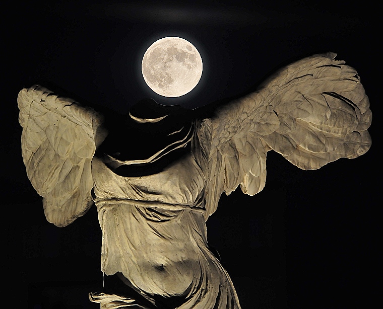 Ailes d’ange • La pleine lune se lève au-dessus de la réplique de la Victoire de Samothrace, Montpellier, Hérault, France, 29 octobre 2012