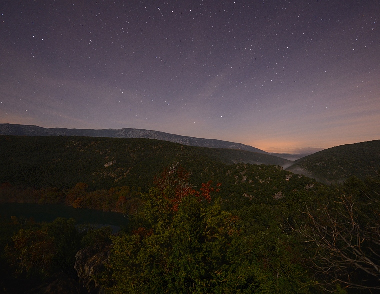 Clair de lune • Les gorges de l’Hérault sous le ciel étoilé, Saint-Martin-de-Londres, Hérault, France, 20 novembre 2012