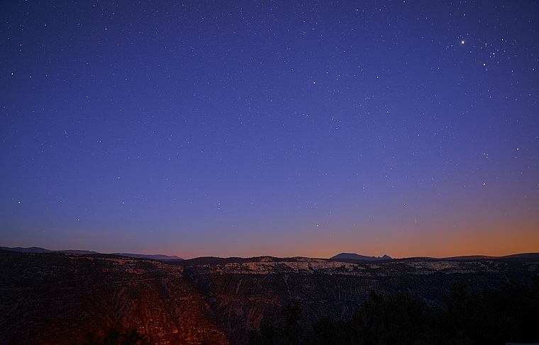 Lumières d’Hadès • Le Cirque de Navacelles depuis la Baume Auriol, Hérault, France, (orientation Nord-Est ; en bas à gauche : la Grande Ourse ; en haut à droite : Jupiter), 3 janvier 2013