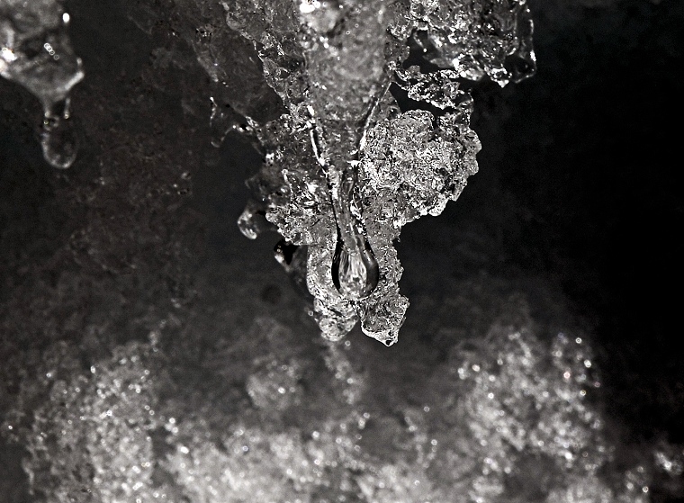 Genèse • Goutte d’eau en formation, La Clusaz, Haute-Savoie, France, 3 mars 2013