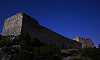Le château de Montségur sous la voûte étoilée, Ariège, France (vision nocturne, éclairage naturel lunaire), 24 juillet 2013