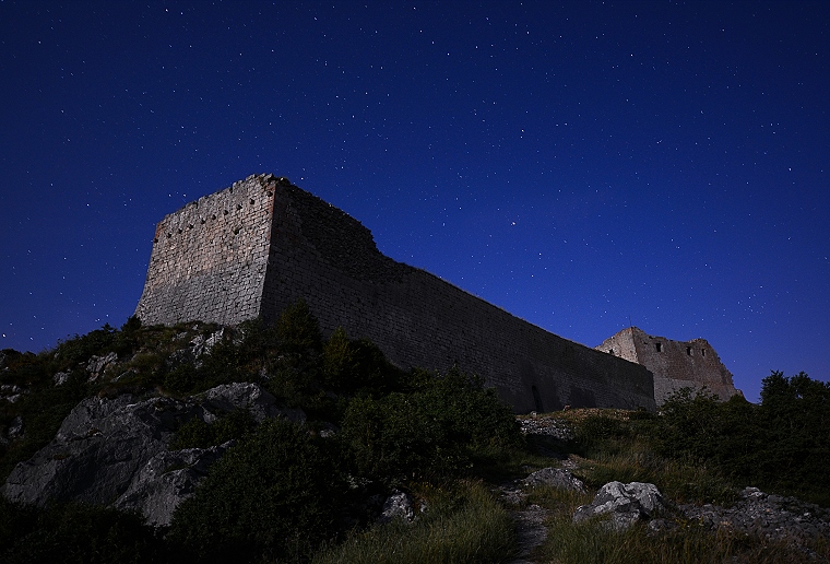 Hors du temps • Le château de Montségur sous la voûte étoilée, Ariège, France (vision nocturne, éclairage naturel lunaire), 24 juillet 2013