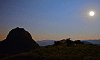 La lune et les étoiles illuminent le château de Montségur, Ariège, France (vision nocturne, éclairage naturel lunaire), 26 juillet 2013