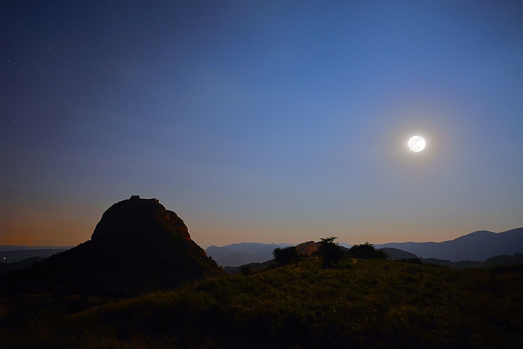 Témoin nocturne • La lune et les étoiles illuminent le château de Montségur, Ariège, France (vision nocturne, éclairage naturel lunaire), 26 juillet 2013