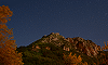 La citadelle de Montségur sous les étoiles, Ariège, France (vision nocturne, éclairage naturel lunaire), 25 juillet 2013