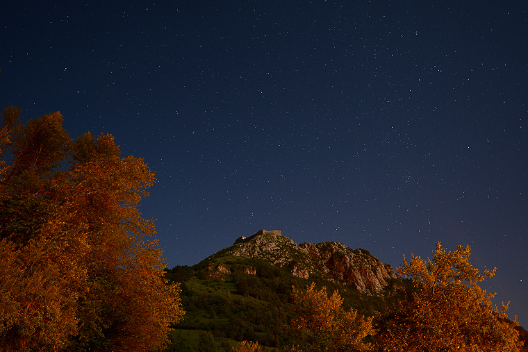 Obscures couleurs  • La citadelle de Montségur sous les étoiles, Ariège, France (vision nocturne, éclairage naturel lunaire), 25 juillet 2013