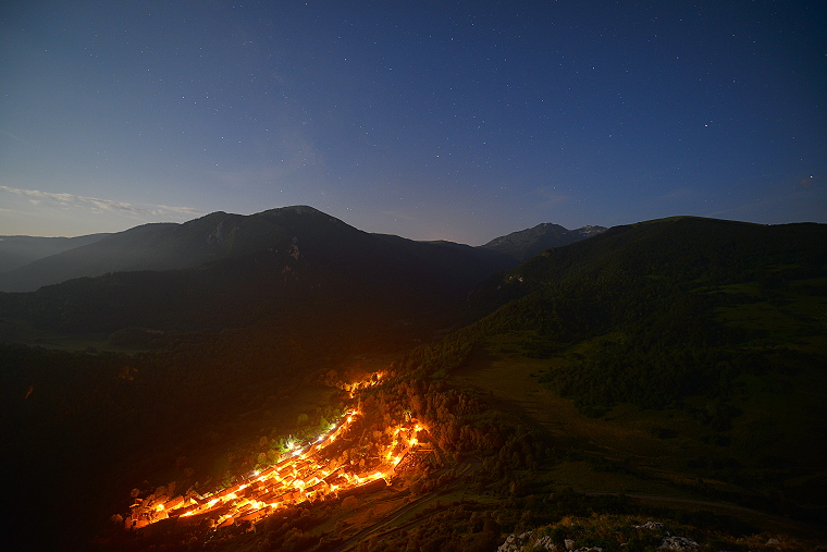 Point de vue • Le village de Montségur depuis le château, Ariège, France (vision nocturne, éclairage naturel lunaire), 24 juillet 2013