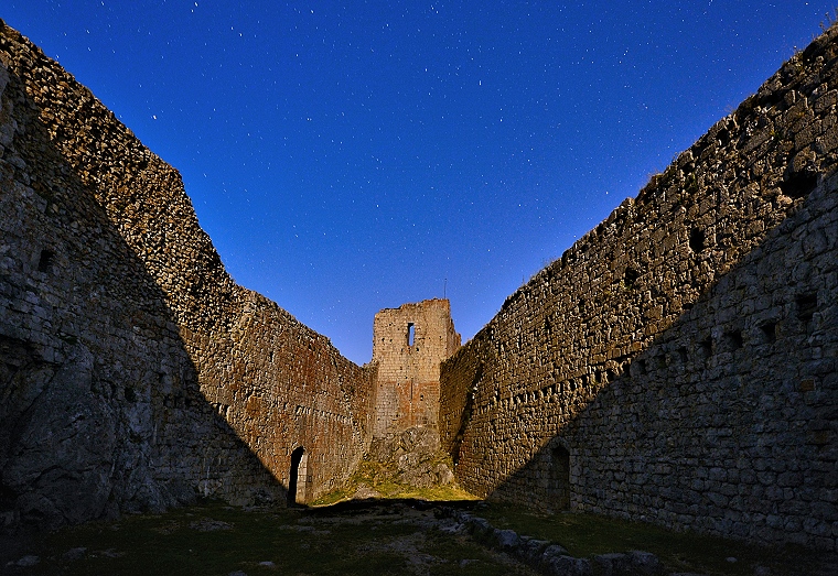 Silence nocturne • Château de Montségur, Ariège, France (vision nocturne, éclairage naturel lunaire), 25 juillet 2013