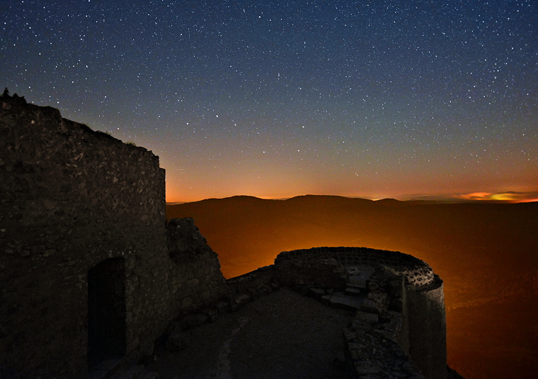 Ambiance spatiale • Le château de Peyrepertuse sous la Grande Ourse, Aude, France, 5 septembre 2013, 00 h 31