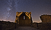 La chapelle San-Jordi (Saint-Georges) sous la Voie lactée, Peyrepertuse, Aude, France, 5 septembre 2013, 00 h 18