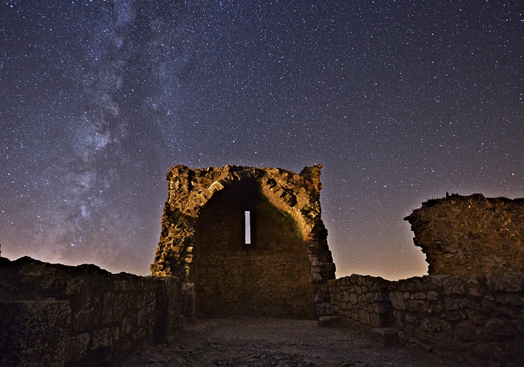 Autre Regard • La chapelle San-Jordi (Saint-Georges) sous la Voie lactée, Peyrepertuse, Aude, France, 5 septembre 2013, 00 h 18