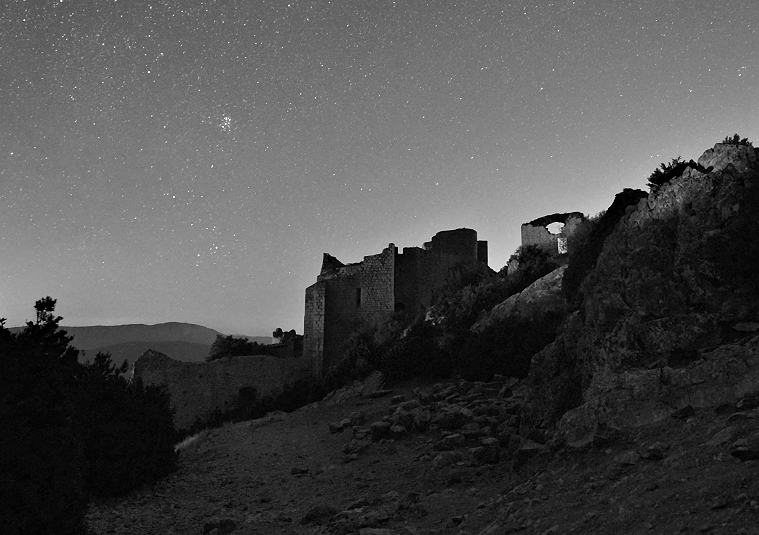 Mythe & Légende • Les Pléiades veillent sur le château de Peyrepertuse, Aude, France, 5 septembre 2013, 01 h 11