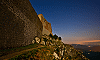 La Grande Ourse veille au-dessus du château de Montségur, Ariège, France (vision nocturne, éclairage naturel lunaire), 24 juillet 2013, 23 h 36