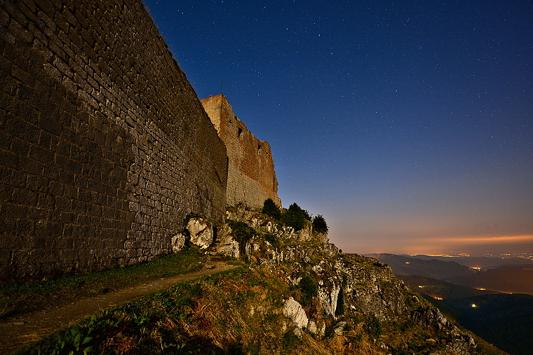 Visible & invisible • La Grande Ourse veille au-dessus du château de Montségur, Ariège, France (vision nocturne, éclairage naturel lunaire), 24 juillet 2013, 23 h 36