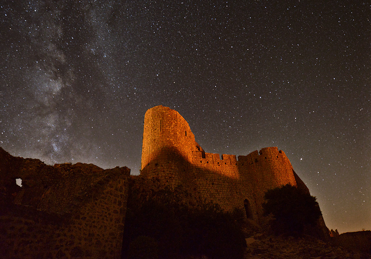 Évidence • Le château-vieux de Peyrepertuse (enceinte basse) sous la Voie lactée, Aude, France, 4 septembre 2013, 22 h 29