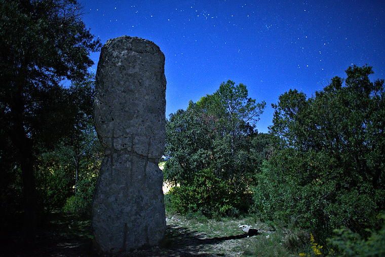 Immuable • Menhir de Juoilles, Le Rouet, Hérault, France (vision nocturne, éclairage naturel lunaire), 9 avril 2014