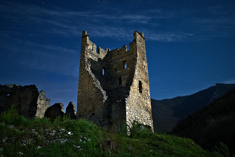 Rémanence figée • Château de Miglos, Ariège, France (vision nocturne, éclairage naturel lunaire), 14 avril 2014