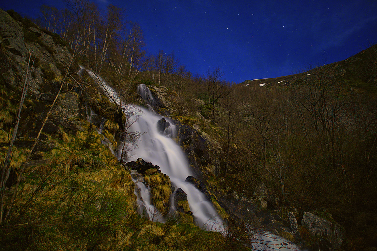 Fluide • Cascade, Suc-et-Sentenac, Ariège, France (vision nocturne, éclairage naturel lunaire), 15 avril 2014