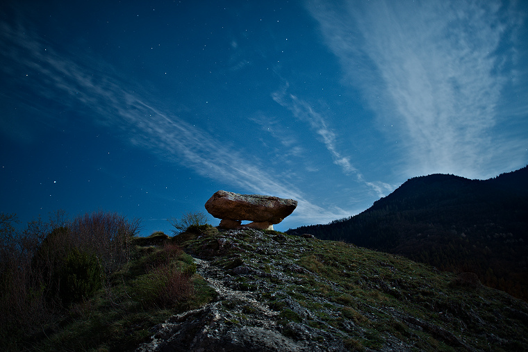 Au-delà du chemin… • Dolmen de Sem, Ariège, France (vision nocturne, éclairage naturel lunaire), 14 avril 2014