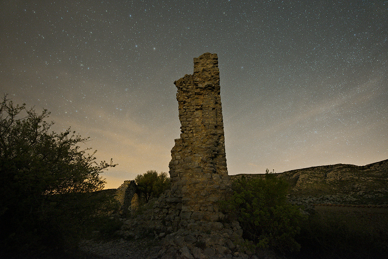 Flèche de pierre • Village abandonné d’Opoul-Périllos, Pyrénées orientales, France (vision nocturne), 7 avril 2014