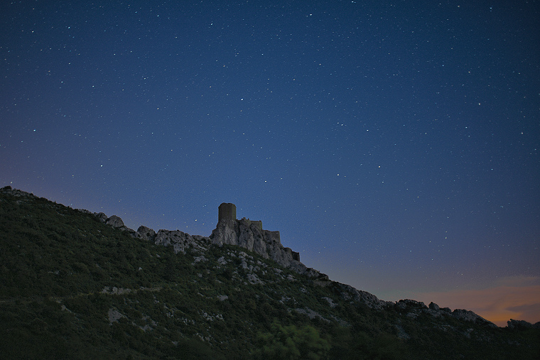 Transition • Le château de Quéribus peu après le coucher du soleil, Aude, France, 22 mai 2015 (21 h 38)