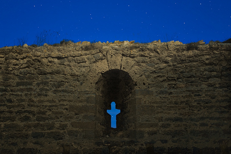 Croyance & plénitude • Fenêtre cruciforme de la chapelle, château de Termes, Aude, France, ‎28 ‎mars ‎2014 (5 h 45)