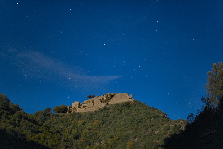 En attendant l’éclipse • La pleine lune illumine le château de Termes, Aude, France, 27 septembre 2015 (21 h 40)