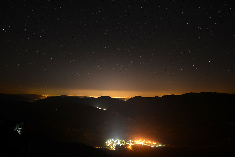 Entre ciel et terre • Quéribus et Perpignan depuis le sommet du château de Peyrepertuse (nocturne), Aude, France, 4 septembre 2013 (23 h 36)