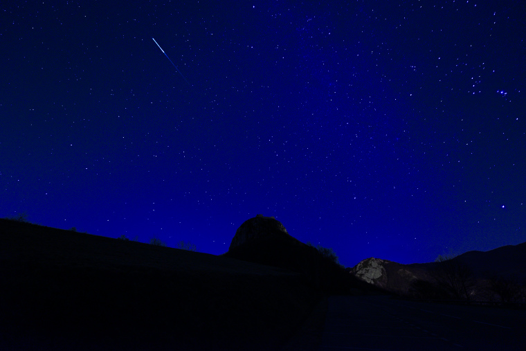 Tour de magie • Géminides au-dessus du pog de Montségur, Ariège, France, 13 décembre 2015 (22 h 20)