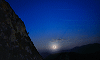 Lever de la pleine lune depuis le chemin d’accès au château de Montségur, Ariège, France, 24 juillet 2013 à 22 h 36