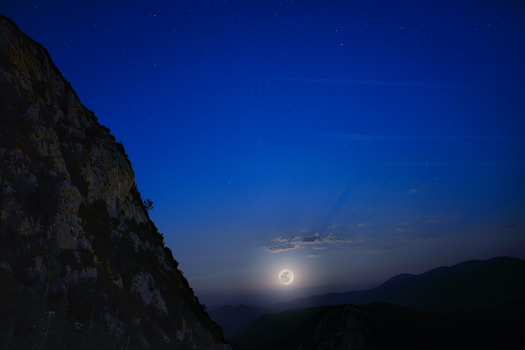 Horizon onirique • Lever de la pleine lune depuis le chemin d’accès au château de Montségur, Ariège, France, 24 juillet 2013 à 22 h 36