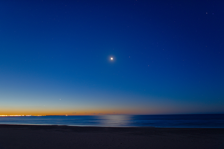 Alignement de planètes • Mercure, Vénus, Saturne, Mars et la Lune à l’aurore, le Grand Travers, Mauguio-Carnon, Hérault, France, 4 février 2016 à 7 h 01