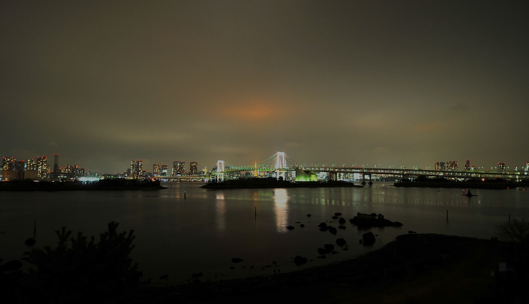 Fiction : La Tour de Tokyo et Rainbow Bridge, Tokyo, Japon, 16 février 2012