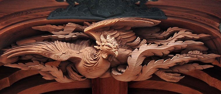 Renaissance : Houou (phénix japonais) en bois sculpté, ornant le haut d’une entrée de bâtiment, temple de Noda, préfecture de Chiba, Japon, 13 février 2012