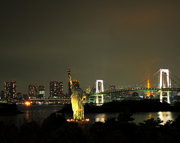 Conjonction : La baie de Tokyo avec la réplique de la Statue de la Liberté, le "Pont Arc-en-ciel" (Rainbow Bridge) et la "Tour de Tokyo" (orangée), Tokyo, Japon, 16 février 2012