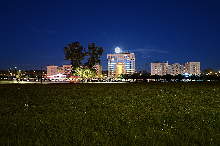 Nature urbaine : La pleine lune se lève au-dessus de l’Hôtel de Région, Montpellier, Hérault, France, 29 octobre 2012