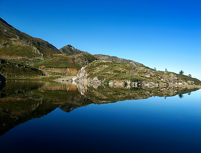 Reflet : Les Monts d’Olmes, Ariège, France, 10 octobre 2003