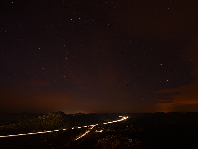 Fleuve de feu : L’autoroute A75 vue depuis le Roc Castel, Le Caylar, Hérault, France, 9 décembre 2012