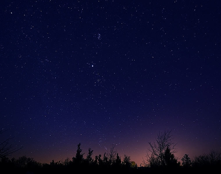L’Instant Présent : Ciel étoilé, Baume Auriol, au bord du Cirque de Navacelles, Hérault, France, (vue vers l’est ; à l’horizon, au centre : Orion ; plus haut, très brillante : Jupiter), 3 janvier 2013