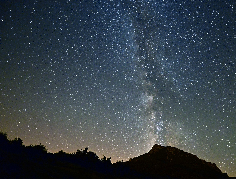 Curiosité : Le Pech de Bugarach sous la Voie lactée, Aude, France, 31 juillet 2013