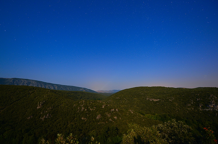 Lumière nocturne : Les gorges de l’Hérault sous le ciel étoilé, Saint-Martin-de-Londres, Hérault, France, 18 août 2013