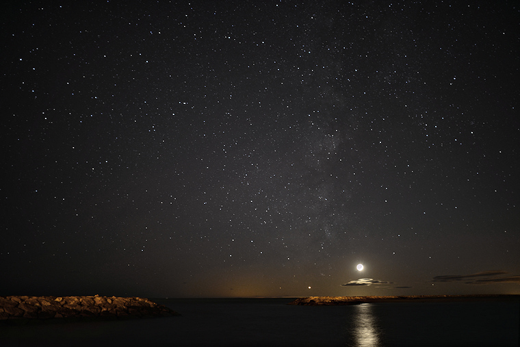 Horizon céleste : Étoiles et lune au-dessus de la mer, Saintes-Maries-de-la-Mer, Camargue, Bouches-du-Rhône, France, 6 novembre 2013
