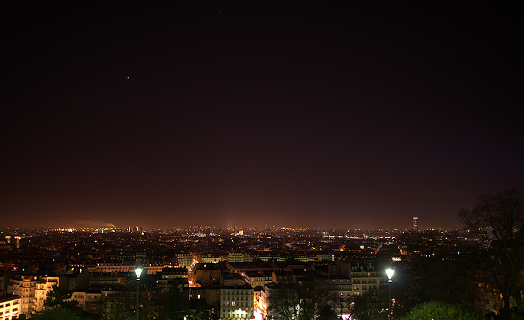 Poésie nocturne : Paris de nuit, depuis Montmartre, France (en haut, à gauche, l’étoile Sirius), 29 décembre 2013 (22 h 28)