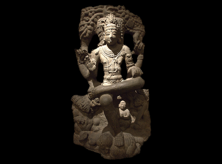 Connaissance : Śiva Vyākhyānadakṣiṇāmūrti, Maître de la connaissance, Tamil Nādu (XIIe -XIIIe siècle). Exposition "Angkor : Naissance d’un mythe - Louis Delaporte et le Cambodge", Musée Guimet, Paris, France, 2 janvier 2014