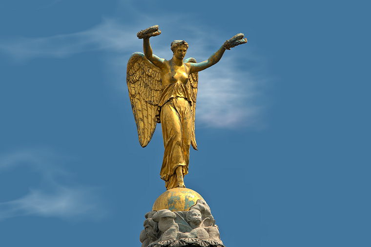 Victoria : Victoire en bronze doré dominant la fontaine du Palmier, Place du Châtelet, Paris, France, 31 mai 2014